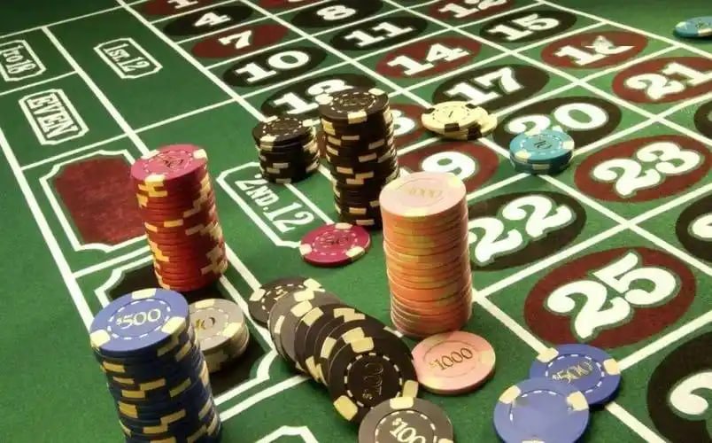 Tampilan mobile sportsbook dan permainan slot online hitam138 di layar smartphone